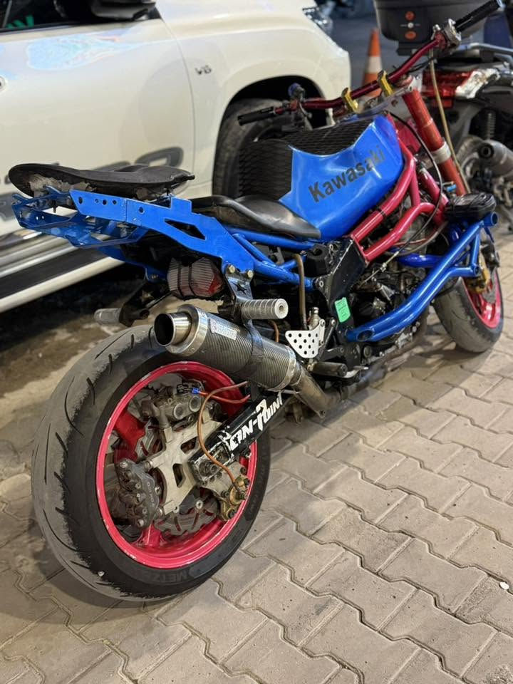 السلام عليكم
kawasaki636 2004
شاصي بواري مال خارج
دراجه خير من الله نكره بل وكت
بيه هواي غراض حلوه
عمبار برمبو  اصلي❤️‍🔥
صلنصه مايف👿
فج ابو الطره Toklco
دواسات NDC
بكره 65
صدر كرزي🩷
عضمه سكليتر motion pro
والباقي كله كدام عينك 
عليه ادامه كامله فيت بم نوزلات فلتر شوته
تبديلت دهن Liqui Moly 
مكلف بل نشر اي ستفسار 
***********
مكاني الدوره

