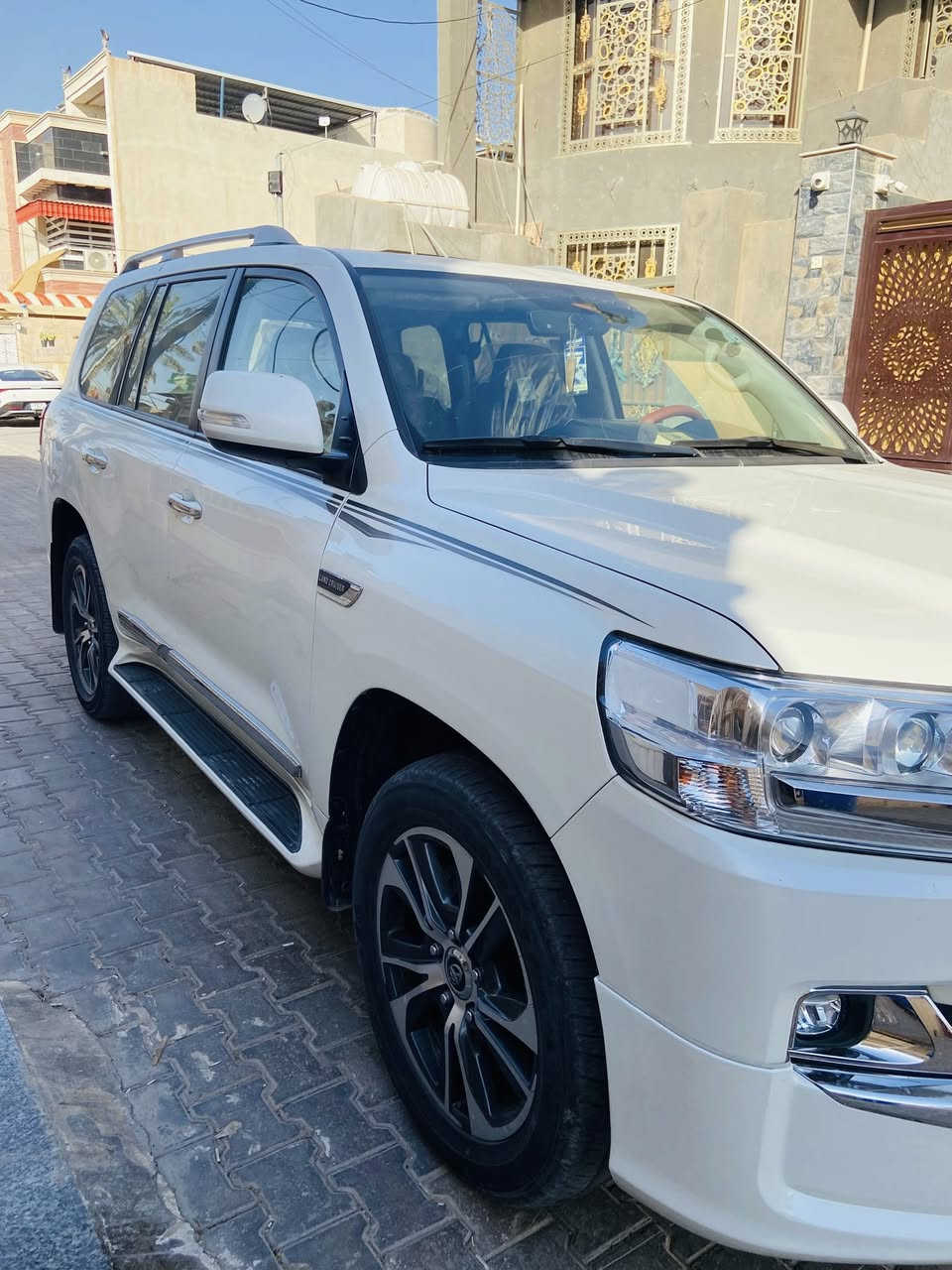 السلام عليكم لاندكروز لبيع 
مديل 2020 
محرك V6 GXR 
سيارة جديدة مكفولة من كلشي 
***********
