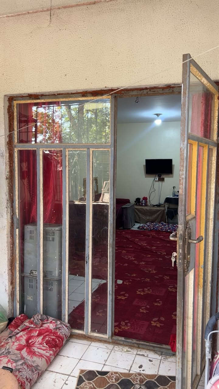 السلام عليكم
 شقه طابق ارضي لبنانيه للبيع عماره 153 مربع الحفاره يوجد مشتمل من ضمن الشقه مشتمل يتكون من مطبخ وغرفه نوم 
تتكون الشقه من 3 غرف نوم واستقبال ومطبخ وصحيات وحديقه الشقه مناسبه لاقامه عائلتين 
للاستفسار *********** 
السعر 30
