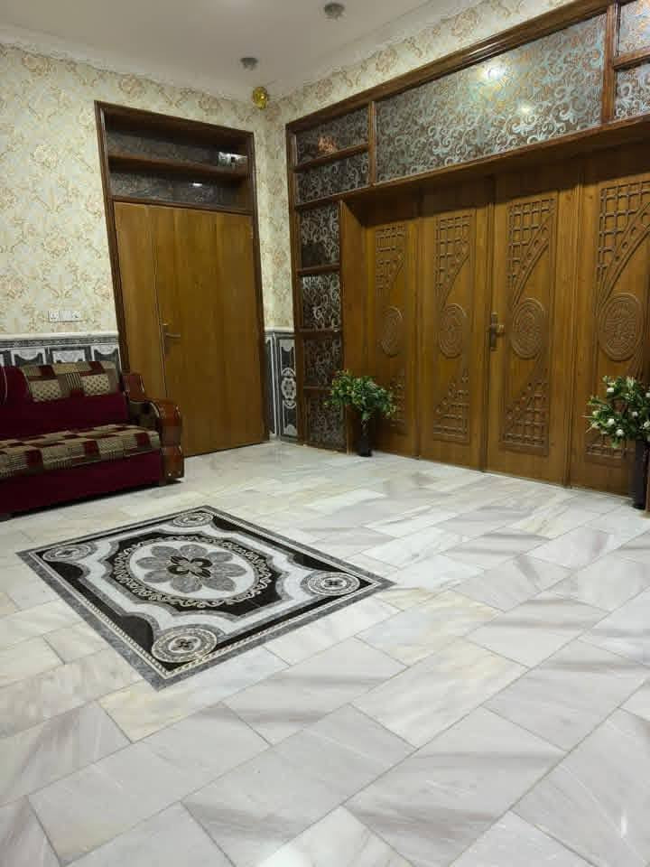 السلام عليكم ورحمة الله وبركاتة عدي بيت بحي الاساتذه الأولى البيت بناء حديث طابو صرف بسم شخص وحد تحويل مباشر خدمات كامله تبليط عرض الشارع 15 البيت كله مرمر كامله  ينباع هو والأثاث  مالته متكون من 8 غراف نوام  الاتصال *********** البيت صاير بضهر الدكتور عادل الكرعاوي
