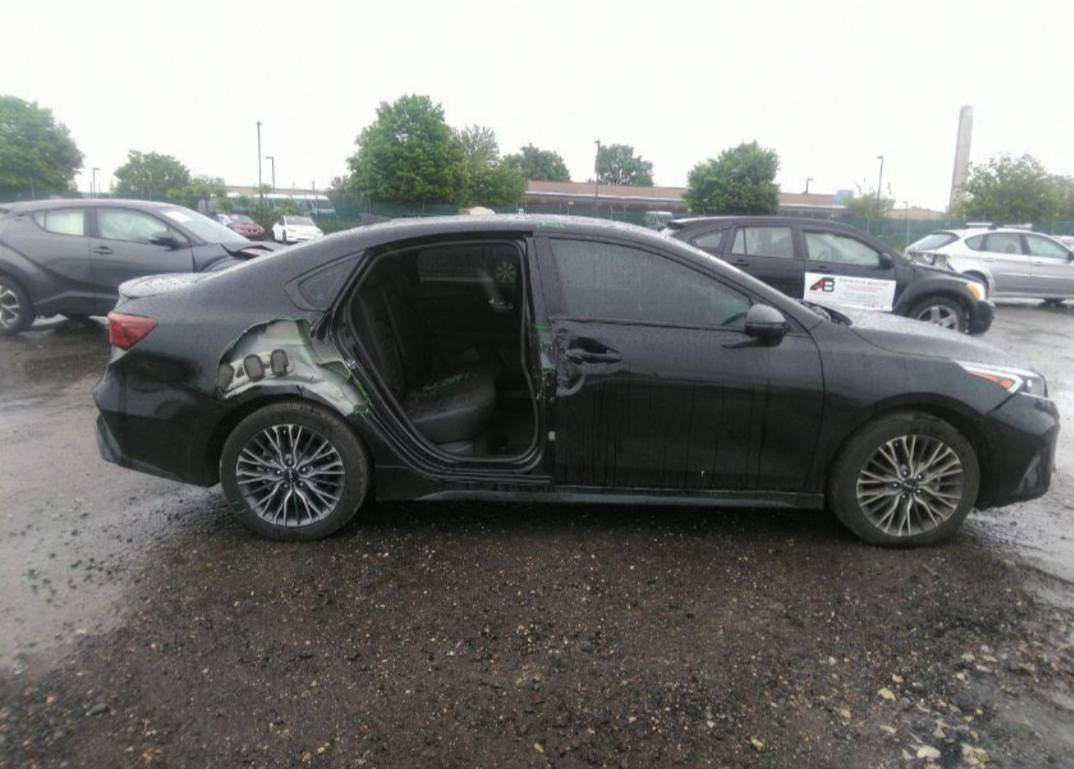 كيا فورتي جيتي لاين محرك 2000 دوش م 23 ماشية 26 فتحه بصمه تبريد تدفئه كشنات وهواية بيه مواصفات فول / مكان بغداد الرصافة / *********** / السعر خاص
