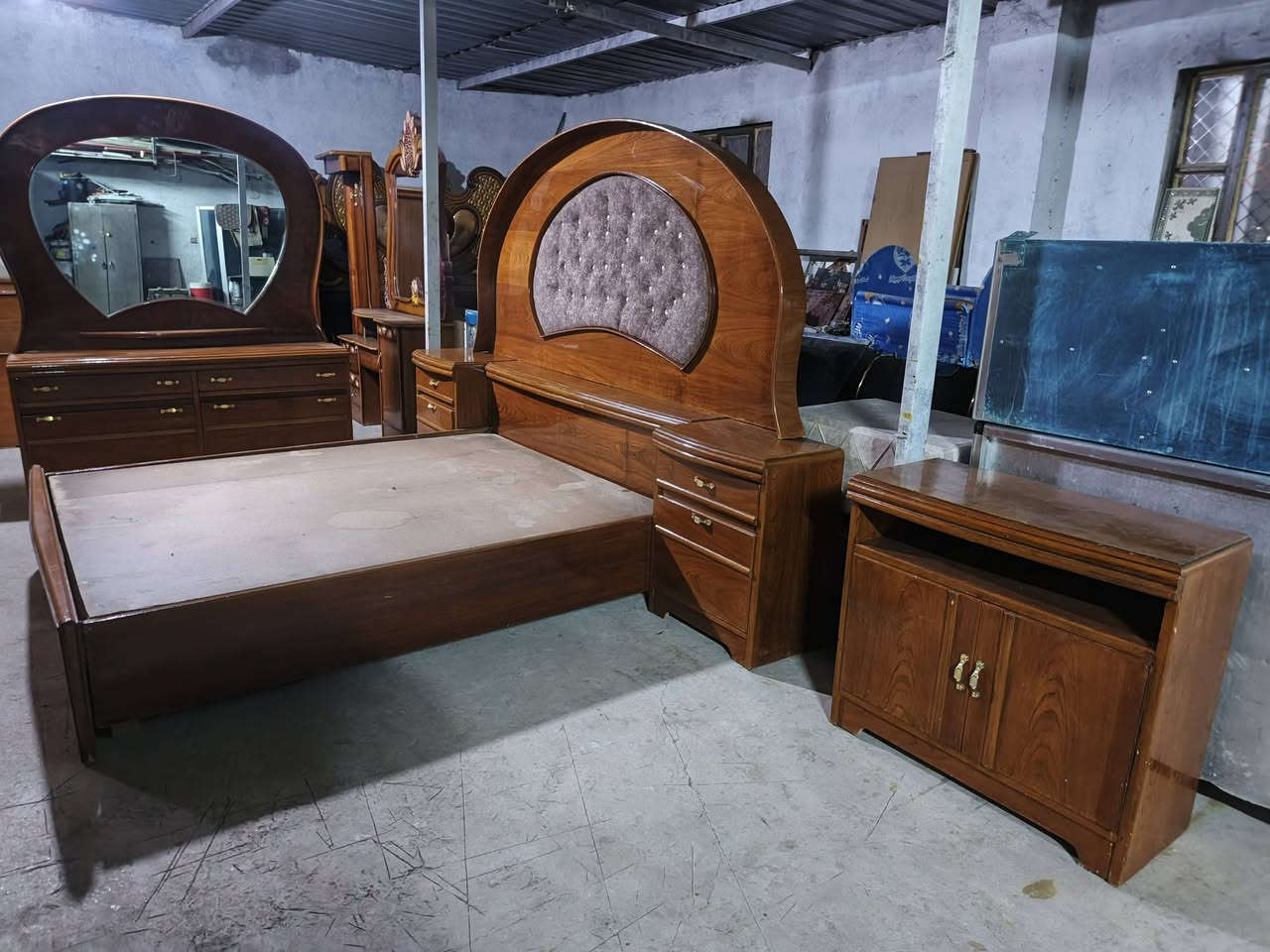 السلام عليكم سوينه تخفيض فد شي بلاسعار الجديده ثلاجات ومجمدات وغسالات أحجام مختلفه أثاث جديد +ومستخدم لل ب ي ع المكان  الطارميه حي الفارس شارع السكلات خلف معارض حجي وليد  السيارات قرب جامع الصديق  للاستفسار خاص او ع رقم الهاتف***********    ؟*********** واشتغل نضام مراوس بغرف أخشاب عراقيه أو كناتير كاونترات ضرر بسيط مو مهم عادي
