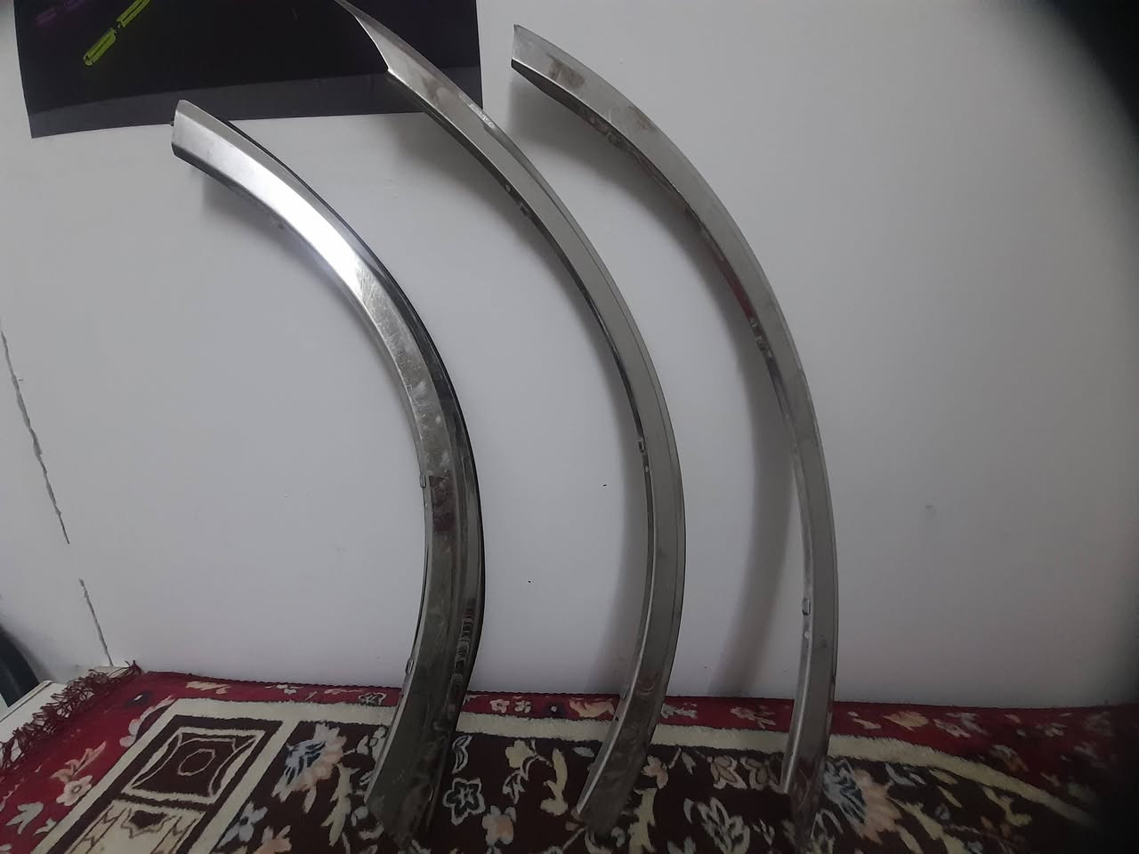 نيكل او هالات سيارة جيلي ام كروز 
نقص قطعة للتاير الخلفي جهة يمين (عكس جهة السايق) 
القطع نظيفة واصلية وكالة 
السعر ٣٠ وبيه مجال 
توصيل ما متوفر 
الرقم:***********
