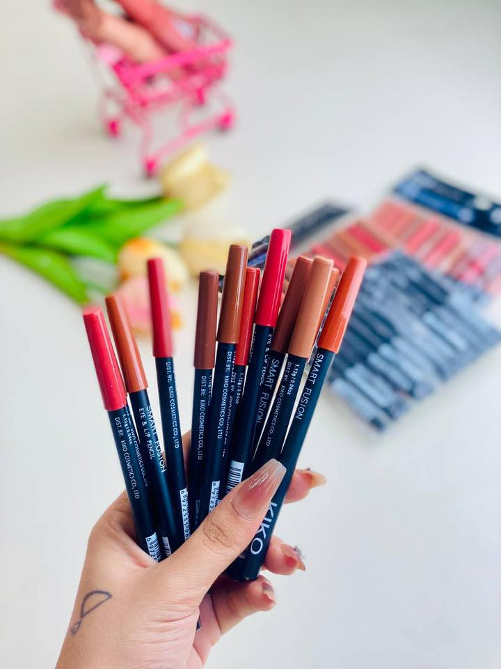 اقلام تحديد  كيكو KIKO
ب الوان مختلفة نازكة 😍
مقاوم للرطوبة والتعرق، قلم تحديد الشفاه  يجعل مكياج شفاهك يبدو ناعماً لوقت أطول. متوفر بألوان مختلفة،💋💋 حافظي على شفتيك بمظهرها الجذاب مع اقلام تحديد الشفاه كيكو  🥰

بنات كولش حلو عن تجربه بي تدرجات هوايه و تطلع جذابه ع الشفه و بشكل حلو و مرتب بذات 
للدوام و الطلعات العامه ❤️

سعر السيت يحتوي على ١٢ قلم


**إذا كنت صاحب هذا الإعلان وتريد حذفه لأي سبب، رجاءا أرسل رسالة إلى الدعم الفني**