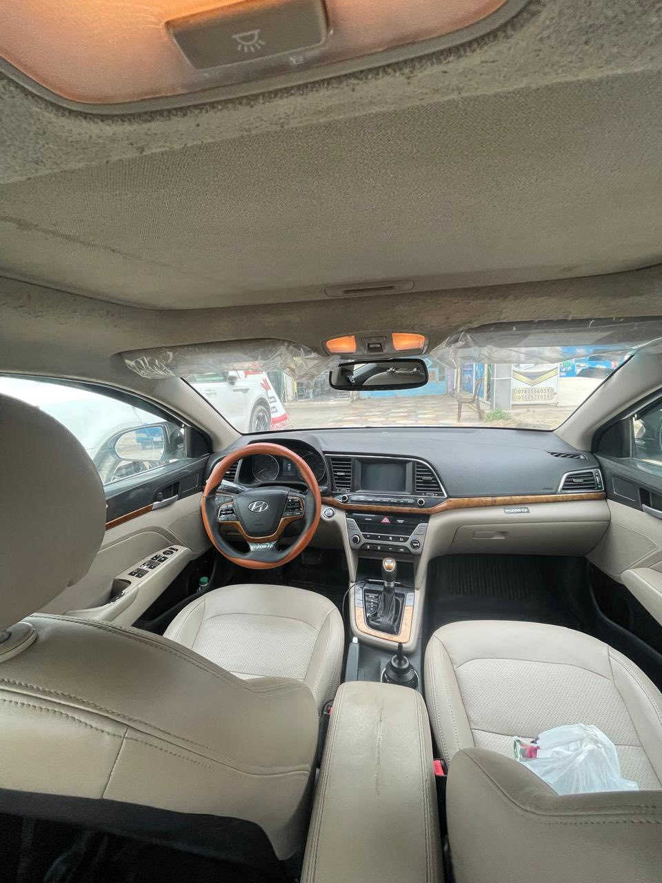 النترا 2017 ابيض صدفي 
رقم بغداد بأسمي تحويل مباشر هزه جديده 
حادث قبق جنطه تبديل فقط بدون دواخل ليبل واحد شواصي ولغد كله مكفول بجم كبس شرط مكفول من الحادث 
ماشيه 145  
فول مواصفات
تحكم ستيرن جهتين 
كروز سرعه 
اشارة ترحيب ابواب عند الاقتراب
كير مبدل جديد حاويه مكفول اي تي
محرك 2000 دوش شركه ما مفتوح شرط
شاشة اعطال بالدشبول
فتحه سلايد طكتين
منظومة تبريد جديده لوك يعني تبريد ثلج 
بصمه تشغيل وبصمه ابواب وجنطه
داخل صاج 
ارضيه مغلفه جلد اسود
3 انظمة قياده Eco Sport normal 
كشنات جلد 
كشن السائق كهرباء
تدفئه بالكشنات 
شاشه بلاد تدكم كاربلي
تجوات عدد 5
تبريد بيانو منفصل 
ويل كب كروم عدد5
رادارات ونقطه عمياء 
كامرا دواره
مكفوله من الحادث عدا حادث امريكا 
تخم تاير جديد 
صدر خلفي امامي جديد 
السياره مسويلهه ادامه كامله بلكات ومجاول جديد
صار عندي تكشير بالصبغ مكانات قليله  وصبغتهه على كد التكشير فقط عندي التصوير قبل الصبغ
السعر 125 بيهه مجال قليل جدا حك الجيه 
جماعت ال 120 وجوه ما ابيع رجاء" السياره مال جناي  حلوه وجاهزه متصرف عليهه ربع ديناروتسوه واللي متعجبه ان شاءالله يلكه احسن 
مكان السياره بغداد ابو غريب شارع الزيتون
***********
