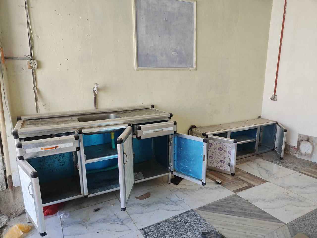 كاونتر للبيع سنك وملحق العنوان بابل شارع 80 
السعر 110 وبي مجال للتواصل 
‏‪0782 482 3670‬‏
