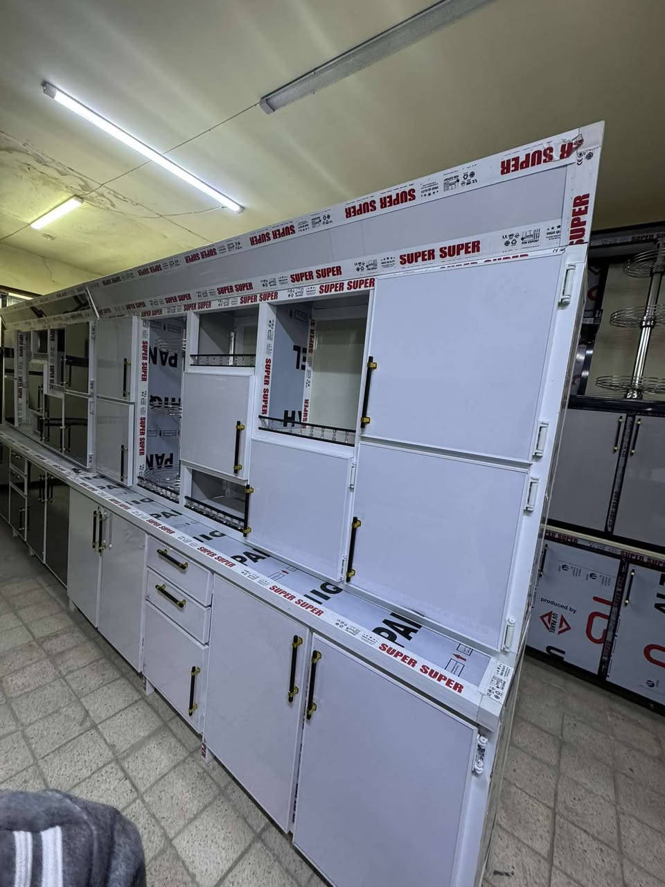 معرض زياد الأثاث المنزلي
كاونتر قياس مترين ونص مدرج أبو سله 
دبل بوري شغل ثقيل 
مع سنك مرمر 
العنوان تكريت شارع الزهور خلف افران الكرخ وقاسم مول معرض زياد الأثاث المنزلي 🫴 
يوجد جميع الاوان وحسب الطلب 
*********** 
يوجد خدمت توصيل
