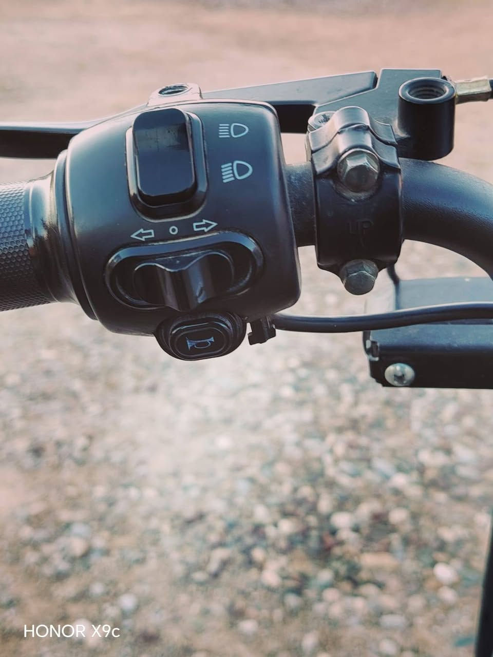 السلام عليكم R9للبيع نضيف حيل علا ايدي اشتريته جديد بصمه وسويج 2 تشغيل عن بعد مانع سرقه باتريات دبل  نضاف حيل ما متعوبات الموطور نضيف حيل يرهم مراوس اي شي يمك السعر 440 الاستفسار خاص +***********
