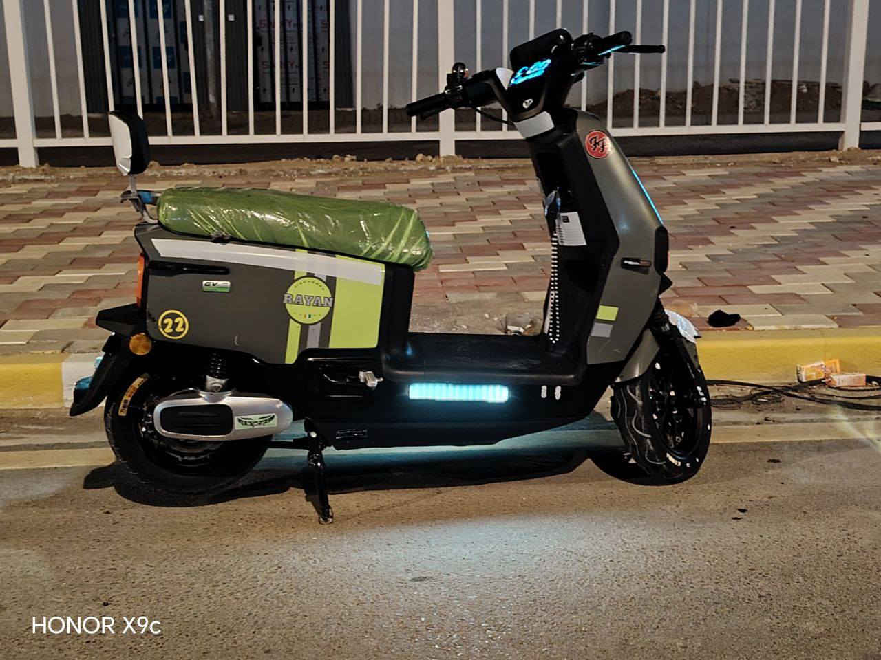 السلام عليكم 
دراجه شحن موديل 2024/7✅ مواصفات فول. حجم . 10-300نضام 3 سرع عدد البطاريات (6)23HA12V صندوق خزن كبير لايت عالي وقوي ✅ السرعه الفعليه 51km عجلات جوبلس ✅ ستاند جانبي حجم الملف 1200W حقيقي ✅ المسافه المقطوعه 50km ✅شاشه ديجتل ذكيه. نضام الدراجه اوربي بلكامل صناعه راقيه ✅
الشراي ينتصل عل رقم👈🏻 ***********
                                     ***********❤
