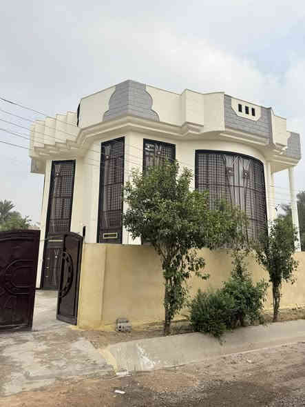 السلام عليكم عقار لبيع مساحة ٤١٠ متر نوع العقار سند ٢٥ ملك صرف طابقين يتكون من غرفتين وحده فوك وحدة بالطابق لارضي اضافة لاستقبال كبير وصالة ومطبخ وحديقة خلفية كبيرة يبعد عن الشارع الحولي مسافة ٦٠ متر وخدمات كاملة لتفاصيل اكثر لاتصال ع الرقم 
***********
