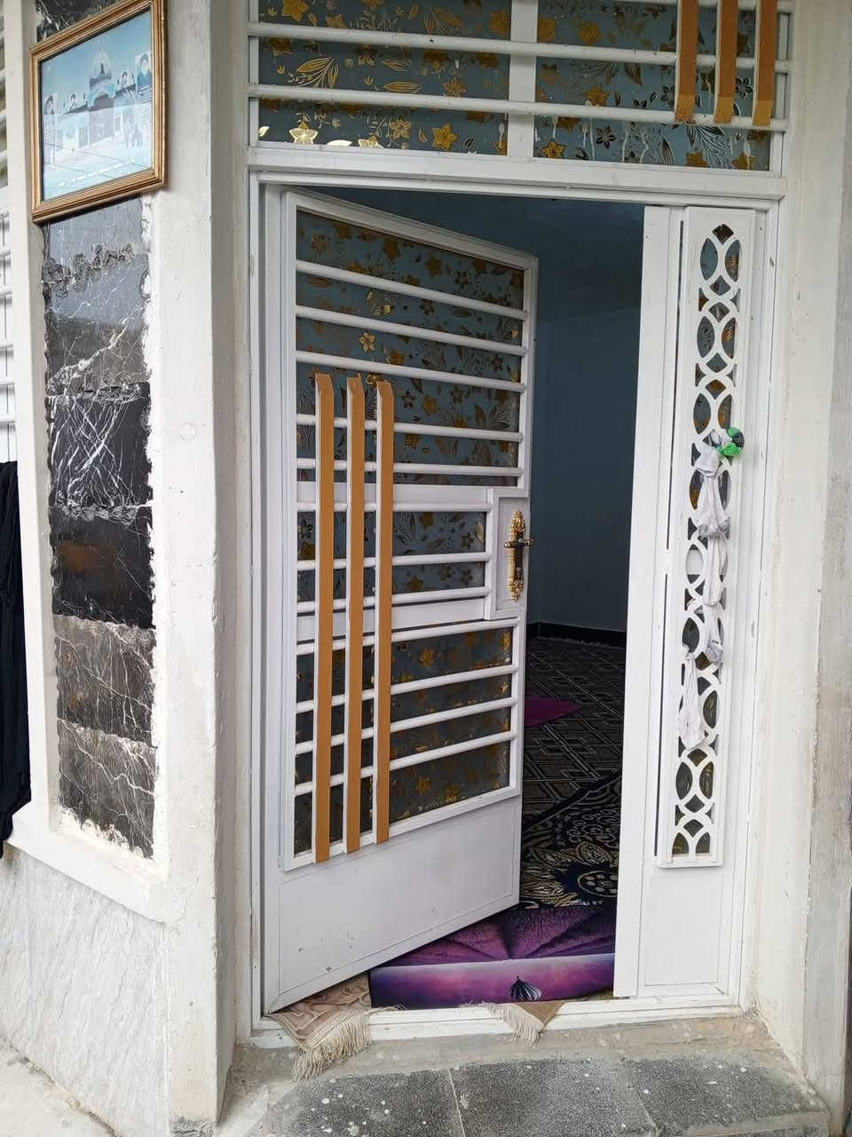 سلام عليكم البيت طابو ملك صرف للبيع 100متر غرف نوم 2 وحده سويت +استقبال +سطح شتايكر عنوان بغداد الحسينيه مال راشديه قرب العمارة مصري 
سعر 57 مليون بي مجال بصيط
***********
