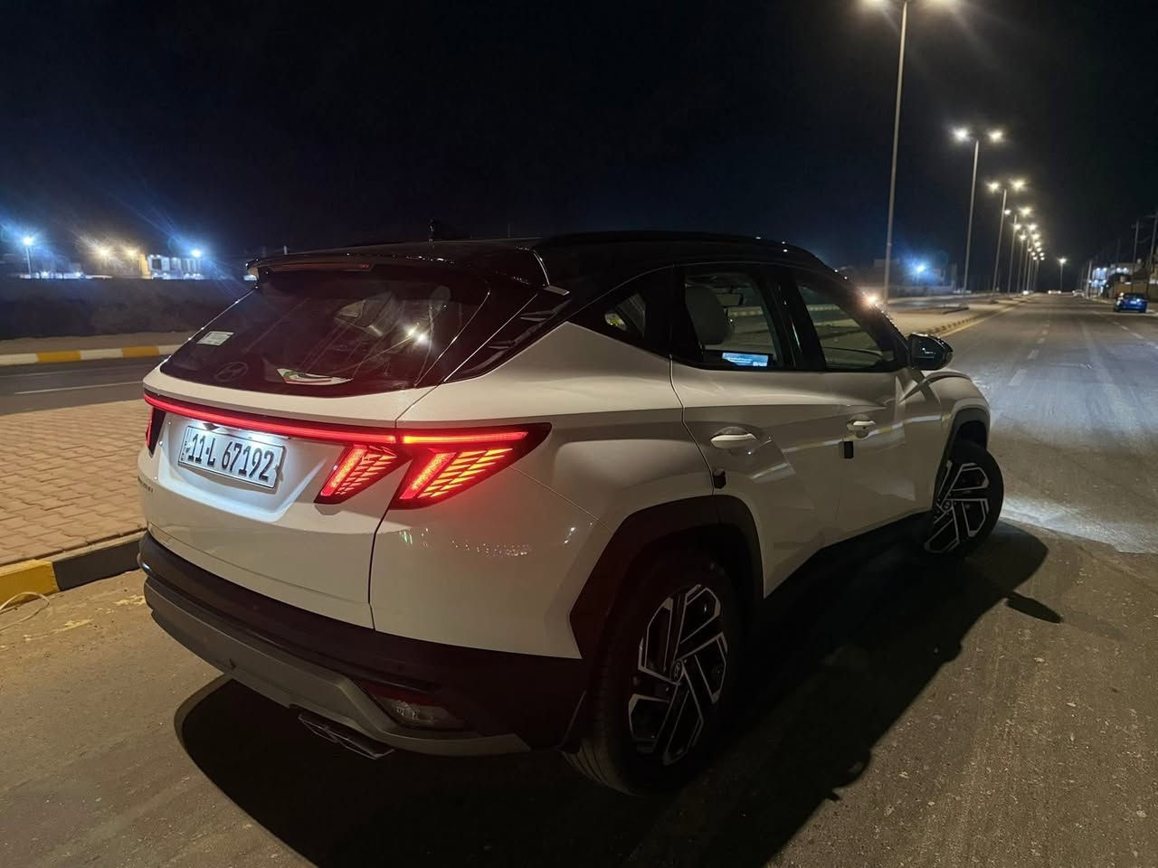 السلام عليكم
هونداي توسان   2025 خليجي ( تو كلر )
ماشيه 42 الف فقط جديده بمعنى الكلمه 
مرقم بغداد كامل بسمي 
تحويل ثاني يوم 
سياره بيها تكحيل بصندوك اصبعين موضح بصور 
  اليكم التفاصيل الآتية فول موصفات 
بحالة : زيرووو بعده 
 حجم المحرك 2.0L 
 مرتبط بناقل حركة أوتو 6 نمر 
 مفتاح التشغيل بصمتين 
سياره تو كلر ارغب شي 📍✅
شاشه دجتل متصله 
 تشغيل عن بعد 
جنطه كهربائي 
سايد بريك بصمه 
 اريل نفكيتر 
حساسات أمامية 
حساسات خلفية
لايت زينون + LED 
 كشافات 
 بك لايت LED 
 دخول بصمة ذكي 
 حجم الاطار 235/55R18 
 ويل كب 20
 4 دسك
 حساسات ضغط الاطارات 
 اشارة في المرايا الجانبية 
 المرايا قابلة للطي كهرباء 
 ماسحة خلفية 
عدد AIR BAG 2
 هاند بريك بصمة 
 ا ABS 
 دشبول شاشة ديجيتال 
 شاشة Apple Car play 
 كاميرا دوارة 
 مقود جلد حياكة 
 مثبت السرعة Cruise 
 المودات والاوامر الصوتية 
 ا Bluetooth / USB 
شاحن هاتف Wireless 
مخرج منفذ الطاقة 
فحص نظام السيارة 
تتسع المقصورة ل 5 ركاب 
حركة المقاعد الأمامية كهرباء 
تجاوي 5 متحركة 
 نظام الايزو فكس ISOFIX
 قطعتين تبريد  
 أوضاع القيادة Drive Mode 
 ا ECO / NORMAL / SPORT 
 أوتو هولد Auto Hold 
 نظام مانع الانزلاق 
 نظام نزول المنحدرات 
حاملات الأكواب عدد 8
 بردات أبواب خلفية 
 بردة خلفية 
 تطعيم الدواخل ألمنيوم 
السعر 231 مجال حك جيه 
رقمي
 ***********
***********
مكاني واسط الصويرة
