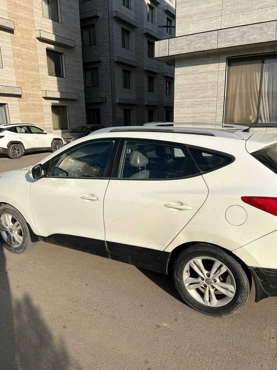 السلام عليكم من رخصه الادمن توسان مديل 2013 وارد خليجي مكفوله كفاله عامه من لغود وشواصي وايرباك فول موصفات مكينه 2000 دوش سياره ما بيه اي شي شغل وتطلع كير ومكينه جديد تخم تاير جديد ١٤٦ ماشيه تحويل ثاني يوم مكان بغداد زعفرانيه السعر 145 وبيها مجال اتصال رقم 0770 070 5111
