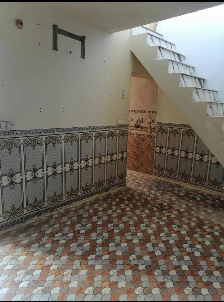 السلام عليكم دار للبيع المساحه 100 متر الوجهيه 9 والنزال 11 يحتوي على غرفتين وصاله ومطبخ واستقبال وصحيات والمنطقه تبليط الموقع شارع 30 قرب المستوصف وللاستفسار على الخاص او الاتصال على الرقم ***********
