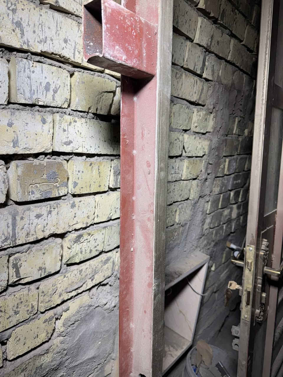 للبيع باب مع شباك وباب وحدة عمل تزكام***********
