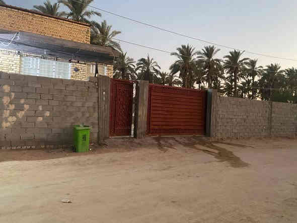 السلام عليكم بيت للبيع مساحه ٥٠٠ تحت بناء ٢٠٠ و٣٠٠ متر مسيجه وكامله بناء جديد نقص البيت ارظيه وسيراميك مطبخ حايط الحولي مقابل شارع نظوري أسواق بغداد شارع بي خدمات سعر ١٧٥ بي مجال سند ٢٥ باسمي للاستفسار أكثر اتصل ***********
