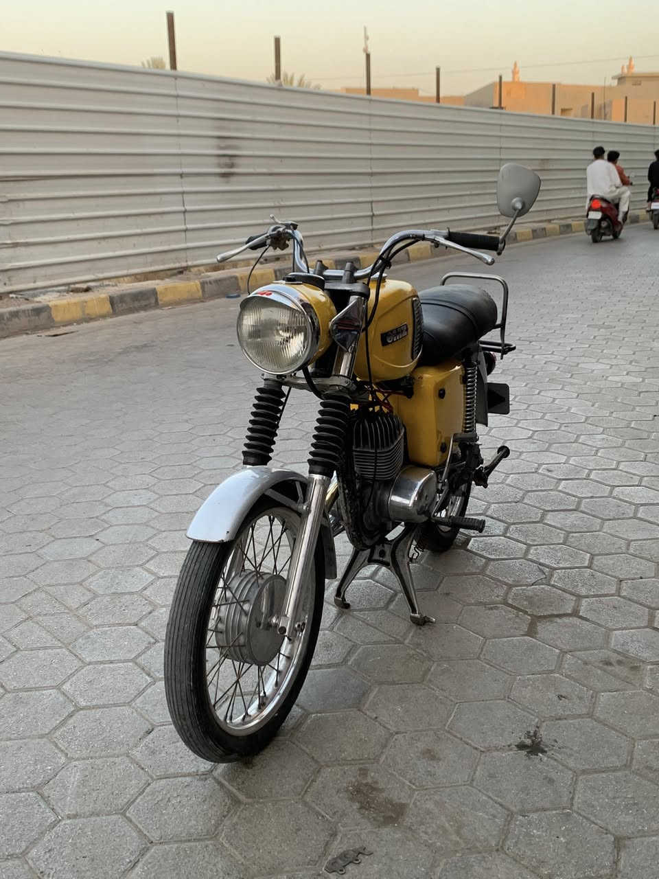 السلام عليكم ام زت 150الماطور جديد ابلادي بس الراس مصبوغ الدراجه بدون للاستفسار ***********
