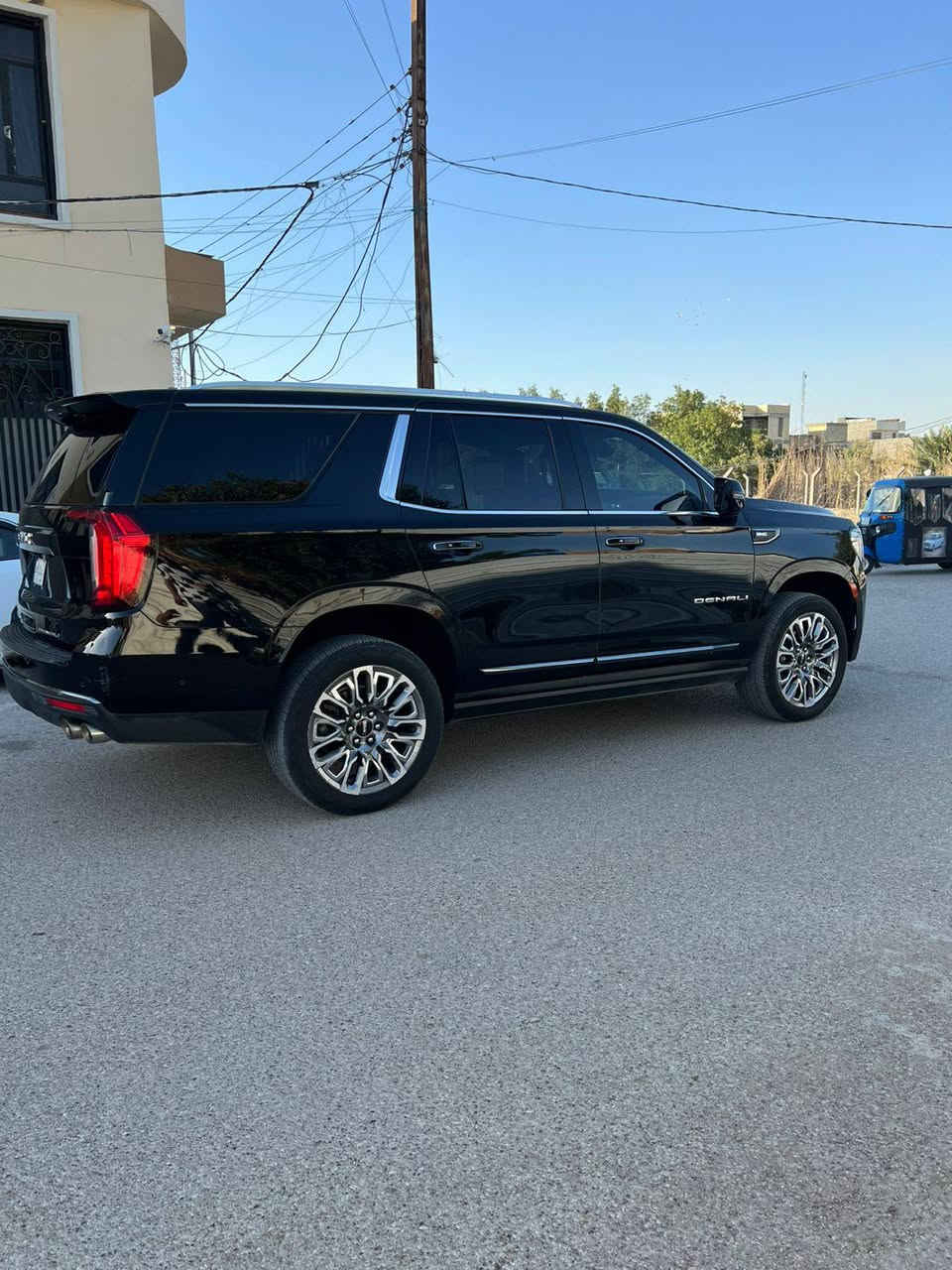 السلام عليكم: عندي سياره GMC دنلي التمت موديل2023يعني مواصفات كاديلاك محرك 6200 وميحتاج اذكر مواصفات لأن مواصفاتها معروفة فول الفول و سيارة بدون رقم ماشيه 49 الف و الحادث بنيد و جاملغ و طاك الايرباك والسعر 450$  و هذا رقمي ***********
