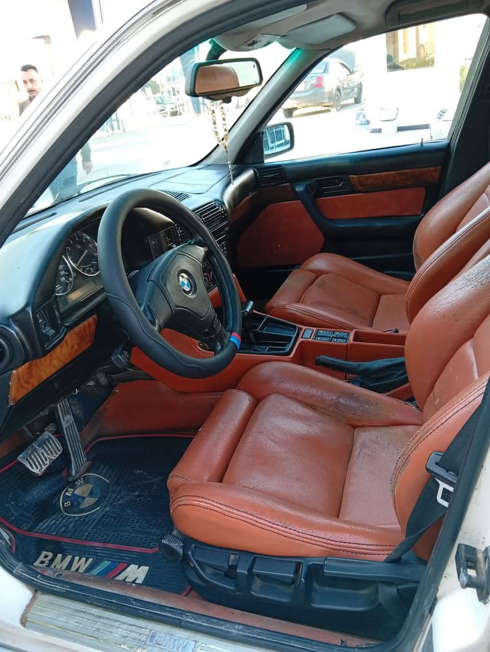 Bmw 
مۆديل ١٩٩١ گێڕ تۆماتیک سپۆڕت گەنجانەیە مەکینە کەپس کوشن جلد ناو  قەیسی سەیارەکە تابڵێی جوانە ناوەوە و دەرەوەی  زۆر شازە رەقەم باریکە ٥٠٠ دۆلار غەرامەی لەسەرە پێش و پشت کەپس سەیارەکە عیزامە بۆجوانی کراوە نرخی  ٦٧ و کەمێک مەجال 
***********
