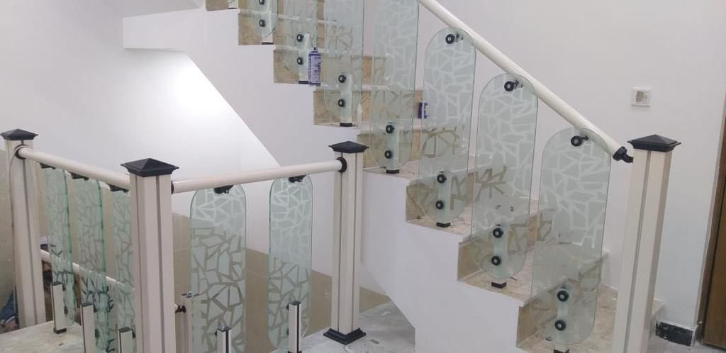 بيت للبيع المساحة ١٦٢ متر جبهه ٥،٤٠ م والنزال ٣٠ متر يحتوي على استقبال سويت ومطبخ وهول وغرفة نوم وحمام . الطابق الارضي مرمر عماني الطابق الثاني ثلاث غرف نوم جميعها سويت بناء عام ٢٠٢٣ للبيع الاتصال على الرقم *********** الاستقبال جبسن بورد والغرفة التي فوق الاستقبال بنفس المساحه ايضا جبسن بورد البيت مدخلين مدخل الى الاستقبال ومدخل الى المطبخ الموقع خلف الملجأ زقاق ٢٣ محلة  ٦٣٦ يعني مجموع غرف البيت ٤ واحدة في الطابق الارضي وثلاثة في الطابق الثاني مع بيتونه جزء منها مخزن مزود ب٢ تانكي ماء و٢ كيزر واحد للطابق الاول والاخر للطابق الثاني
