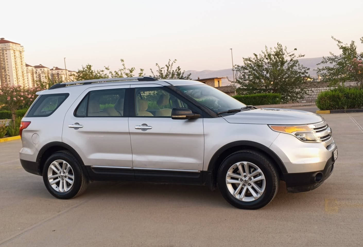 ‎Ford explorer 2011 niva
‎فورد ئیکسبلور 2011 شریکة نيڤا
‎محرک 6 سلندر  3.5 تاک اکسل 2  ویل
‎كشنات كهرباء 3 مقعد تبريد مركزى
‎داخل بیجی 7 راکب
‎ شغال و کامیرا و حاسه شاشە کبیر 
‎سقف بانوراما
‎باب صندوق كهرباى
‎بيدون صبغ بيها شويه بارد سنور موجود بالصور
‎ماشیە 120 الف 
‎رقم اربيل
‎رقم و سنويه جديد باسمی
‎مكان سليمانيه
‎سعر 129$
‎رقم موبايل ***********
