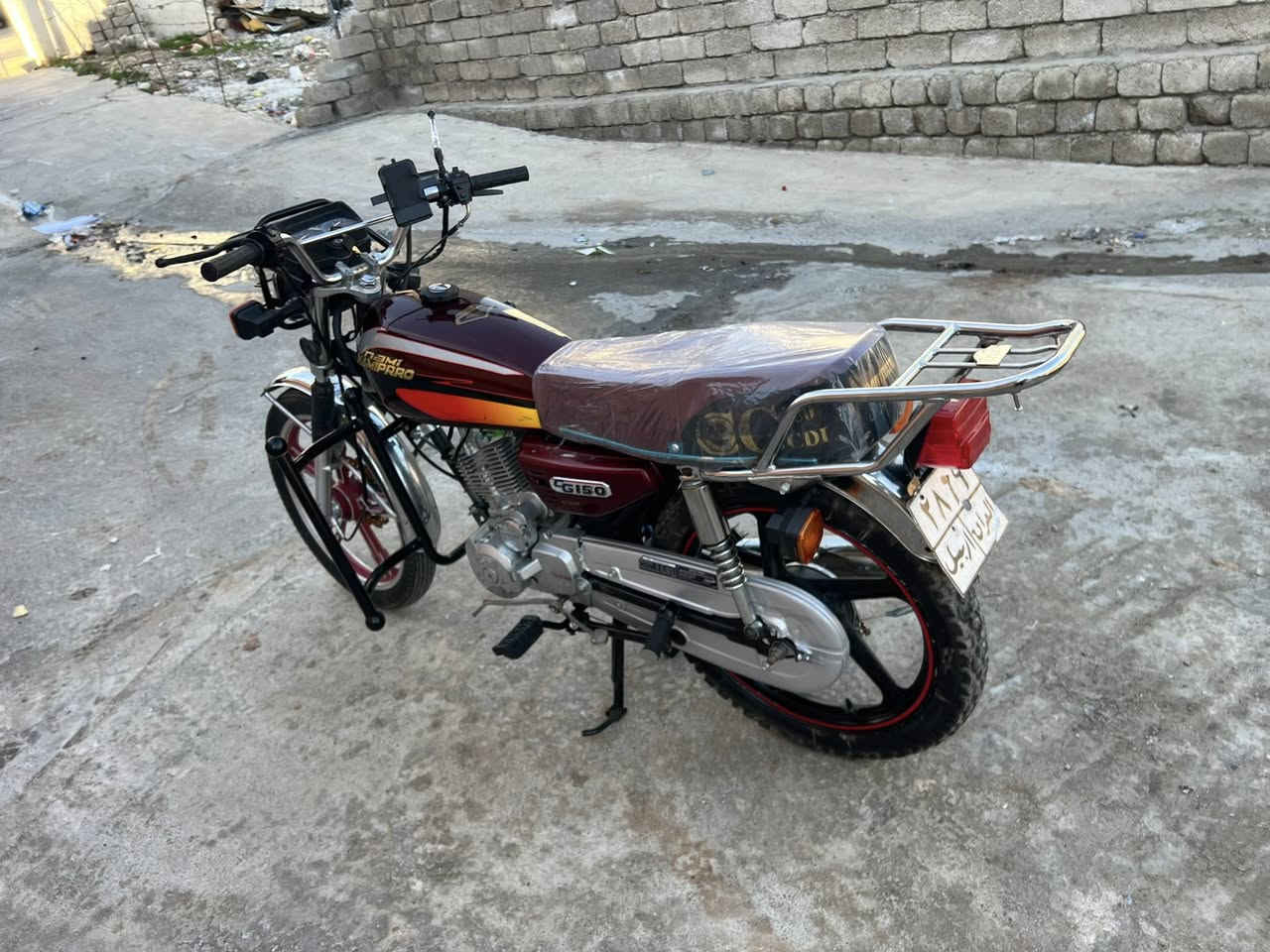 من رخصت الدمن دراجه يراني 5 كير 
رقم اربيل و سنويه اربيل تحويل ثاني يوم
ضفيره جديد
كيجات جديد
لايت. جديد
جاملغ امامي جديد
جملغ خلفي جديد
قبغ زنجيل جديد
باتري جديد
يشايرر امامي خلفي جديد
كابريتر جديد
واير كليجً وا وير رون جديد
و قمجي كيلو متر جديد
سيبايه جديد
درع امامي جديد
درع لايت جديد
طخم براغي جديد 
ستاند وقفيه جديد
يدات ليت و يشاير جديد
كشن مقعد جديد 
دراجه مصروف عليها
سعرها 850
مكان دراجه دهوك سوق 
رقم تلفوني :***********
