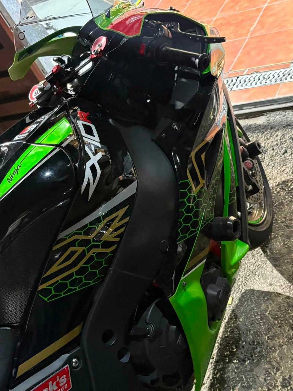 سلام عليكم 
كاوسكي z1000r
2016
ماشيه 20 الف كيلو متر 
ABS
درايف مود 3 انضمه 
عليه اضافات 
سلايدرات
جوينات حمر
قمبوره خلفيه
تهبيطه اماميه بروكس
تهبيطه خلفيه بروكس
هدرز 
كزوز
تطواله خلفيه
يدات بريك رياضي 
جامه اماميه 
زنجيل 
بك لايت خلفي ابيض 
ستاند قصير
الدراجه من انضف الz بلعراق 
تايرات جدد دهن جديد الدراجه بوضع الوكاله 
ربع ماتصرف عليه 
مكاني الجادريه 
سعره 90 ورقه وبي مجال بسيط
***********

