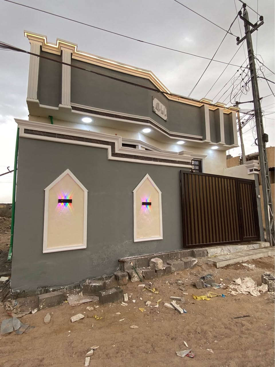 البيت للبيع المساحه 100 متر البناء ابلوك كونكريت يحتوي على غرفتين وهول وصاله استقبال ومطبخ ومناور وصحيات  داخليه وخارجيه  وطارمه 

هاتف *********** البصرة, العراق
