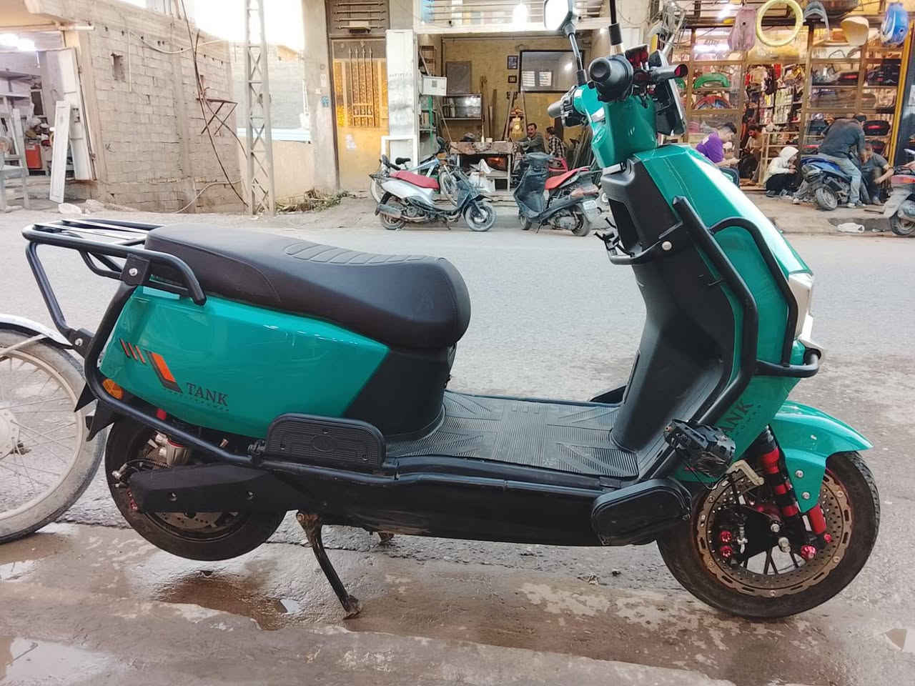 سلام عليكم شباب درجة لبيع جديد زيرو ملف 2000 6 بطاريات مسطر سرعه 100 تقطع مسافة 50 كيلو نضيف حيل مكاني جسر مثنى سعر 600 وبيها مجال قليل رقم تلفون ***********
