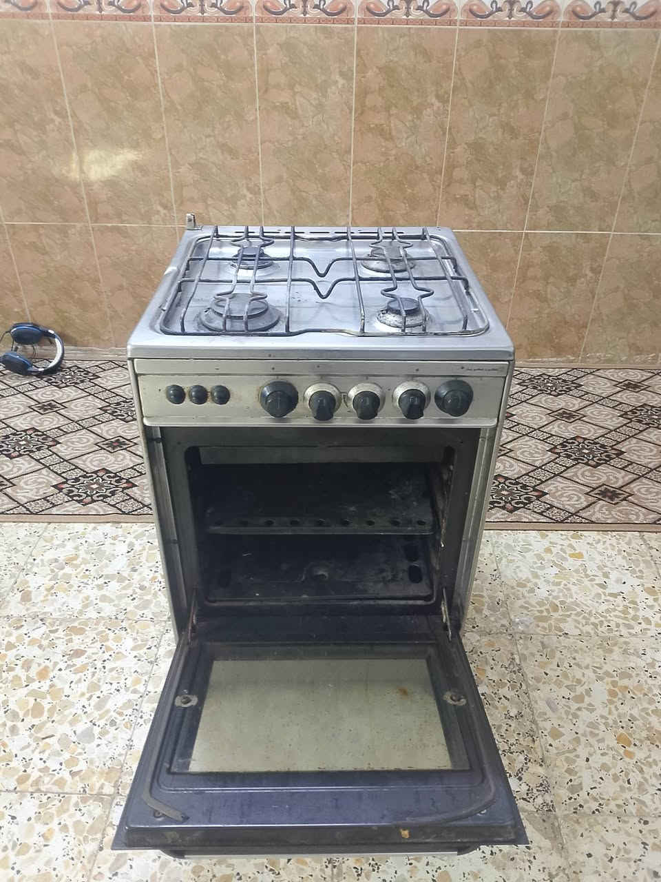 طباخ مصري 4عيون سل استيل نضيف مابي اي ضرر كله شغال وناره زركه فرن شغال فوك وجوه البيع سعره 75 مكان بغداد معامل ولي شراي يتصل ع رقمي ***********
