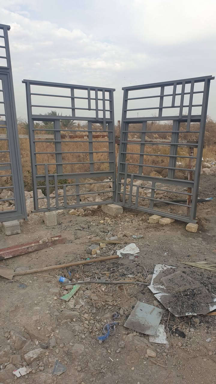 باب سلايت 230 ×230 +باب 1×3+شبابيك عدد 2 قياس عرض150×200ارتفاع للبيع سعر شلع 500 قفل بدون عمله مكاني كربلاء ***********
