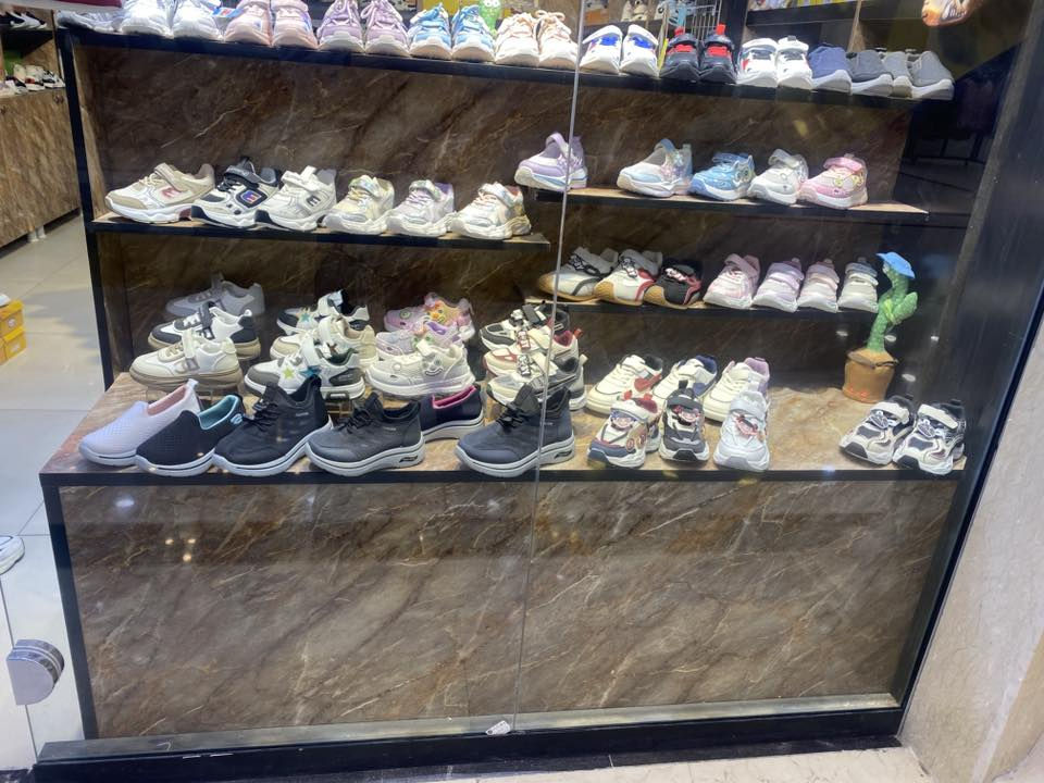 سلام عليكم ديكور خشب. كامل جديد لون مثل ماموضح بصوره يتكون من باترينات وقطعات افقيه يرهم عرض احذيه او ملابس حسب شغلك باقي التفاصيل ***********

كربلاء
