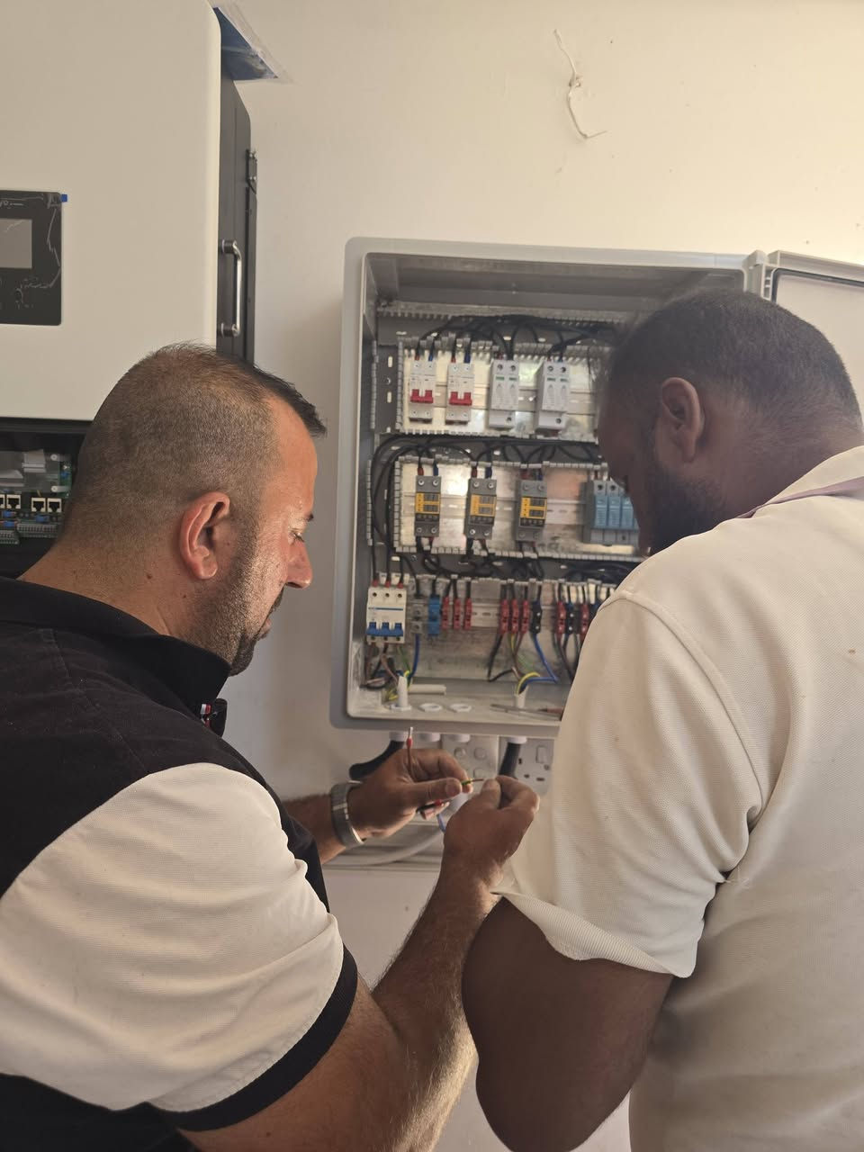 تم تجهيز وتنصيب منظومة طاقة شمسية ( تجاري )
بقدرة 17220W اي مايعادل (78Aنهاري – 40A ليلي )2026\6\9
في كركوك / محطه سركلان

وتتكون المنظومة من :
• ألواح شمسية عدد ( 28 ) بقدرة 615W نوع LONGI
• انفيرتر عدد ( 1 ) نوع Deye العملاق
• بطارية ليثيوم عدد ( 2 ) حجم 16K نوع فولت كايد حصرا
• بورد AC متكامل من قواعط دورة مع فيوزات مع مانع صواعق ارضي
خدماتنا في منظومة الطاقة الشمسية :
• ضمان الألواح ( 15 ) سنة وتدوم اكثر من ( 25 ) سنة
• ضمان البطاريات ( 5 ) سنة وتدوم اكثر من ( 10 ) سنة
• ضمان انفيرتر ( 5 ) سنة وصيانة مجانية ( 1 ) سنة كامله
• اعداد الكشف وتقديم الاستشارة المجانية
• التجهيز والتنصيب والتشغيل

توفر هذه المنظومة حلاً فعالاً ومستداماً لتأمين احتياجات الكهرباء مما يساهم في تقليل التكلفة والحفاظ على البيئة إذا كنت تبحث عن حلول طاقة موثوقة وفعالة , تواصل معنا الآن لتقديم الاستشارة المجانية ومناقشة احتياجاتك الخاصة .

العنوان : فروعنا منتشرة في كافة محافظة نينوى :

ناحية الكوير 

الموصل - حي الرفاعي - سايدين القسم
 
سهل نينوى - سايدين موصل كركوك

للطلب والاستفسار اتصل بنا على الأرقام التالية :
سرمد_
 ***********_***********
*********** -*********** /
-*********** / 
==================================
نذكركم بأن فريقنا الهندسي والفني مستعد لتجهيز وتنفيذ كافة فئات مشاريع منظومات الطاقة الشمسية في محافظتنا العزيزة وجميع اعمالنا مشمولة بالضمان الحقيقي .
سرمدللطاقه الشمسيه 
جـــودة - ابـتـكـار - ضـمــان
