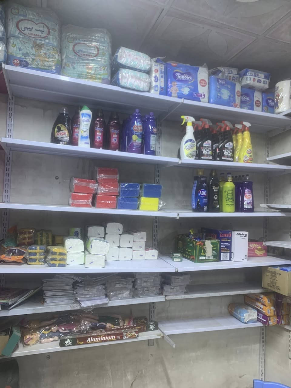 السلام عليكم محل تصفية غذائية ومنظفات + عارضة عمودية + فاترينات عدد ٢ + رفوف + سلات جبس   ال غراض كدامكم بالصور  السعر مليونين ونص   الموقع بغداد الجديدة 
الرقم ***********
