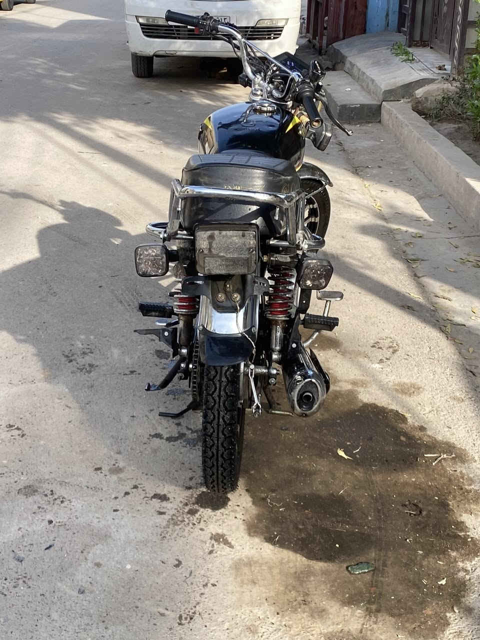 السلام عليكم دراجه ايراني سونك موديل 2024نظيفة مكينة كفاله ممفتوحه ولا برغي شلعة معدل كله كامل كهربائيات كلها شغاله لايت عالي ناصي اشاير بصمة الدراجه مبيهة نقص بدون اوراق السعر 650 وبيها مجال عنواني الدوره الميكانيك ***********
