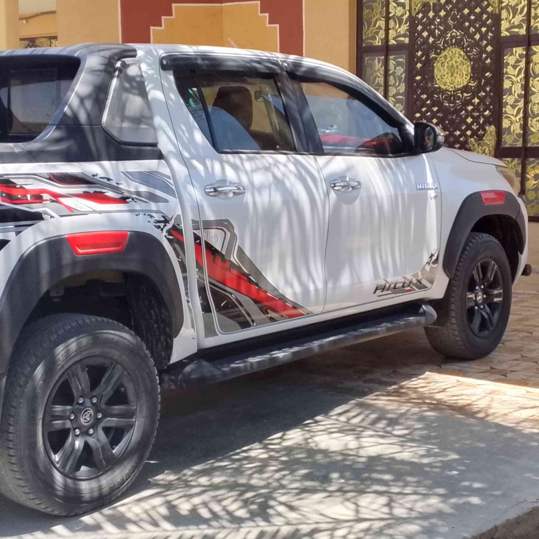 تيوتا هيلوكس موديل 2024سيد نهرو معروف مواصفاته العنوان بغداد السعر 350وبها مجال الشاري يتصل ***********والسونار موجود  ماشيه47680km
