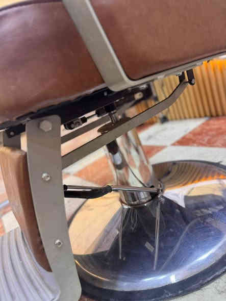 السلام عليكم كرسي حلاقة جديد استخدام شهر ب٢٥٠ وبيه مجال المكان الأمين الثانية للاستفسار الاتصال على الرقم ***********
