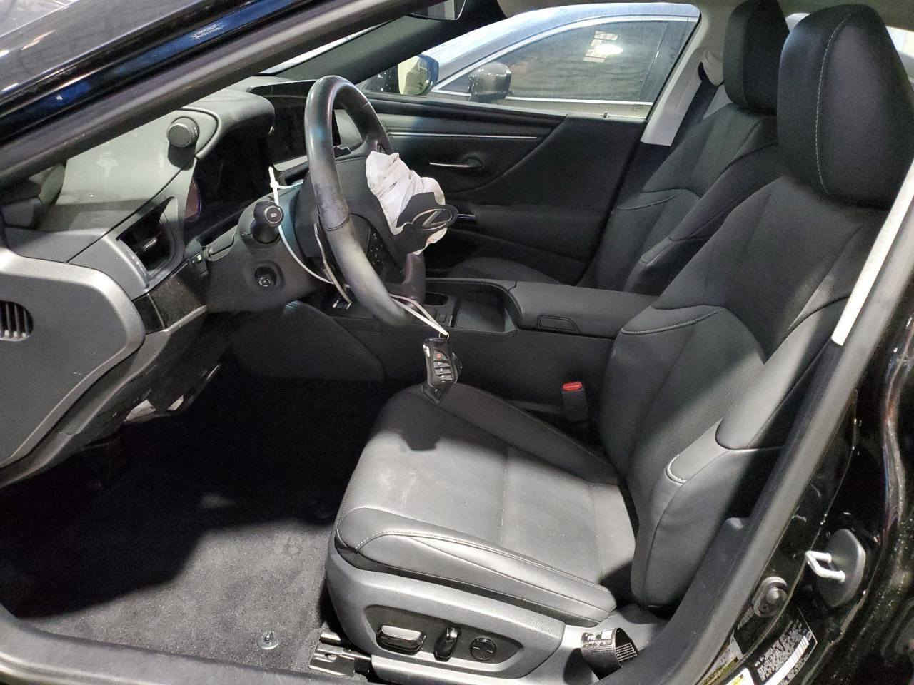 لكزز موديل ٢٤  محرك ٣٥٠٠ فول مواصفات حادثها موضح بالصور واصله بالحره ممكن تدخل شهداء او حره مناسبه رايدها ١٩٠ ورقه للاستفسار هاتف ***********
