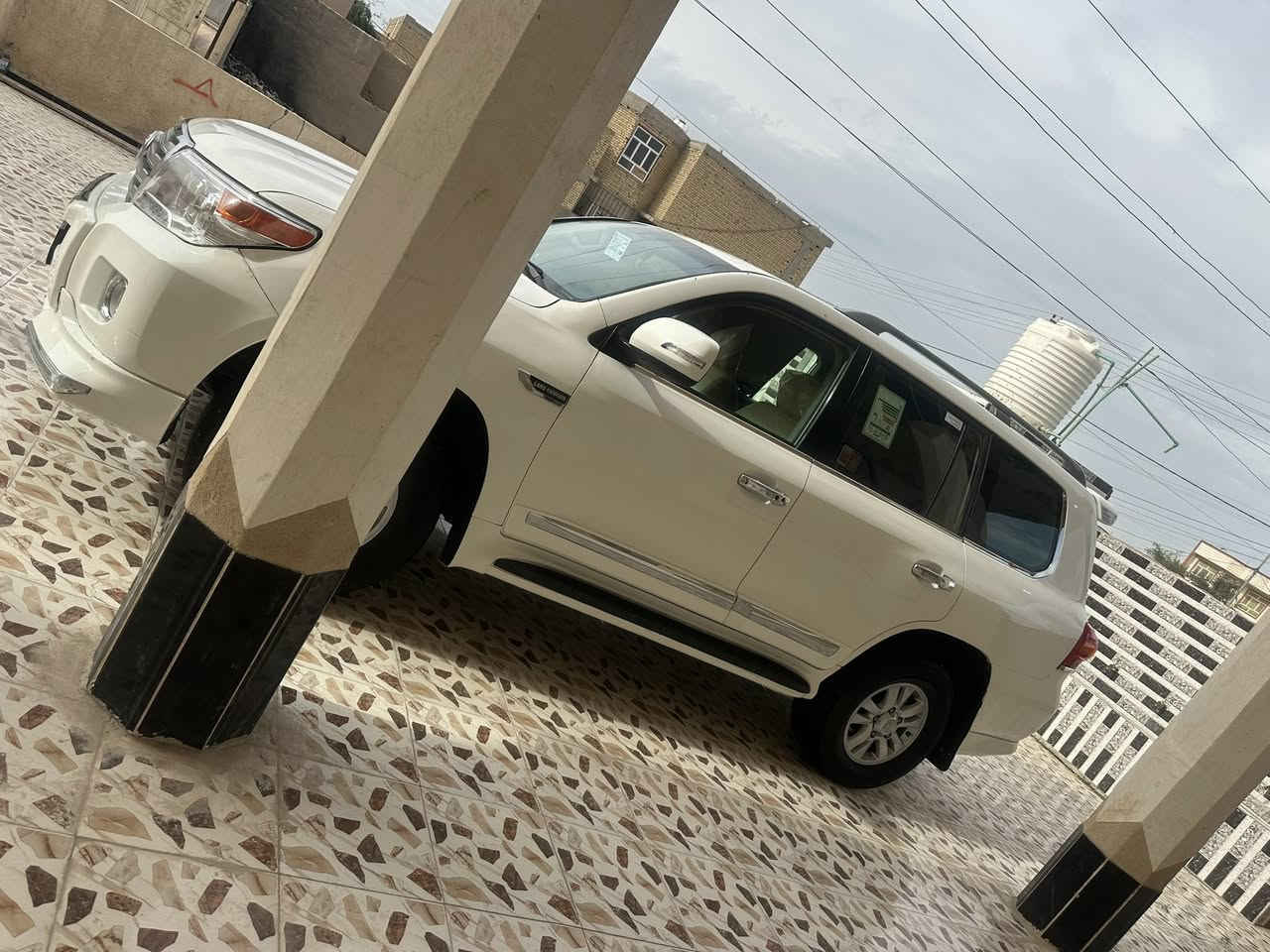 السلام عليكم للبيع تيوتا لاندكروز مديل 2009 مكفوله بيه رشات صبغ السياره جاهزه من كلشي مكينه 6 سلندر مكينه كير حداديه جاهزه من كلشي بسمي رقم نكليزي 
اسعر للستفسار ***********
