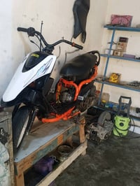 دراجة سكوتر بحالة جيدة للبيع، مزودة بإطارين وبدي مميز باللون الأبيض وا...