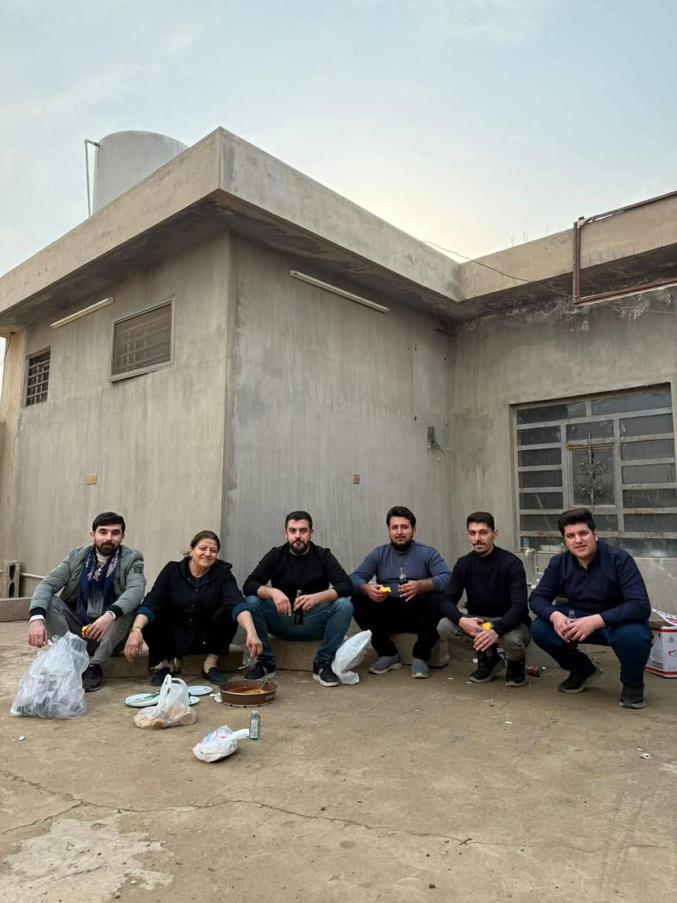 وصول المساعدات إلى مستحقيها ضمن (حملة الإنقاذ للبقاء على قيد الحياة)
يُعرب الاتحاد العام للاجئين العراقيين (IFIR) عن بالغ شكره وتقديره العميق إلى مناصري الحرية، والناشطين الإنسانيين، والطبقة العاملة، وكافة الأقسام الاجتماعية في إقليم كردستان وخارجه، مع توجيه شكرٍ خاص إلى أهالي محافظة كركوك، وذلك لمشاركتهم الفاعلة ودعمهم الإنساني في حملة دعم النازحين.
وقد جاءت هذه الحملة استجابةً للأوضاع الإنسانية الصعبة التي يمرّ بها شعبٌ واجه تنظيم داعش الإرهابي وكان رمزًا للمقاومة والصمود، ثم تعرّض لاحقًا لهجمات وانتهاكات أدّت إلى نزوح سكان أحياء الشيخ مقصود والأشرفية، فضلًا عن الحصار غير الإنساني المفروض على مدينة كوباني.
إن مساهماتكم وتضامنكم الإنساني لم تقتصر على تقديم الدعم لعشرات العائلات النازحة والمتضررة فحسب، بل أكدت مجددًا أن روح التضامن الإنساني والتكافل الاجتماعي تُشكّل ركيزةً أساسية في مواجهة الأزمات والكوارث.
ويودّ الاتحاد أن يُحيطكم علمًا بأن جميع المساعدات التي جُمعت، من مواد غذائية واحتياجات أساسية، قد تم تسليمها بشكل كامل وبأمانة عبر الاتحاد إلى الهلال الأحمر، ليجري توزيعها وفق الأطر الإنسانية المعتمدة على العائلات ذات الدخل المحدود والنازحين في المناطق التي يشكّل الناطقون بالكردية غالبيتها في سوريا.
وفي ظل الأزمات والطوارئ الإنسانية، فإن التعاون والتكاتف المجتمعي يُعدّان من أسمى القيم الإنسانية التي تُسهم في تعزيز الصمود، وتمنح المجتمعات القدرة على تجاوز الظروف الاستثنائية والتحديات الصعبة.
ويجدّد الاتحاد العام للاجئين العراقيين تقديره العالي لثقتكم ودعمكم المتواصل، والتزامكم الإنساني بمساندة الفئات الأكثر ضعفًا، مؤكّدًا أن العمل الإنساني المشترك قادر على تجاوز جميع الحدود.
كما يتقدّم الاتحاد بخالص الشكر والتقدير إلى جميع المتطوّعين الذين كرّسوا وقتهم وجهودهم طوال أيام الحملة الأربعة في مدينة كركوك وخاصة في حي شورجة، حيث كان لعطائهم دورٌ محوري في إنجاح هذه المبادرة الإنسانية.
وتفضّلوا بقبول فائق الاحترام والتقدير
الاتحاد العام للاجئين العراقيين (IFIR)
6/2 / 2026


**إذا كنت صاحب هذا الإعلان وتريد حذفه لأي سبب، رجاءا أرسل رسالة إلى الدعم الفني**