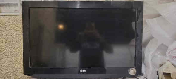 للبيع شاشه ال جي حجمه ما اعرف شكد موديل قديم بدون ريموت مكانه بغداد الغدير نظيفه جدا مطابه تصليح ابد سعر ٣٠ الف للاتصال ***********
