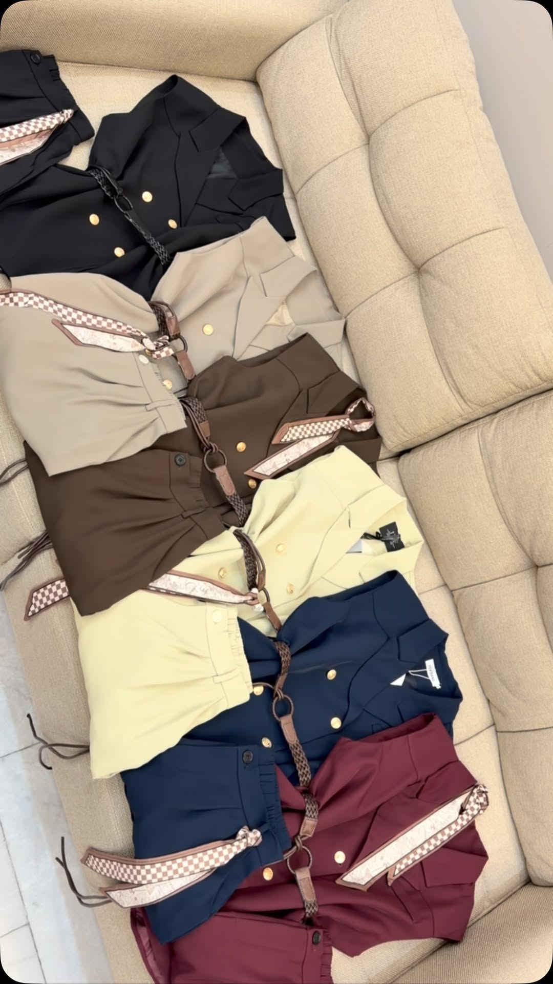 ⁨	توفر الطقم الترند😍
الخامه برادا بارده ومتحتاج كوي😍
متوفر بقياسات
m-l-xl-xxl يلبس من 38 الى 46
طول اليلك 75 سم يغطي الورك
الكيلوت طول 110
طريقه الحجز
ارسال صوره للموديل مع العنوان ورقم
رساله على الخاص ✉️💌
او على الواتساب ☎️
***********
***********
متوفر دفع عن طريق زين كاش 💵 
العنوان 📍
الفرع الاول:بغداد المنصور شارع الاميرات عماره الكوخ الجديد داخل القيصريه محل ما قبل الاخير على اليسار
الفرع الثاني:بغداد زيونه شارع الربيعي عماره الموج التجاري قرب جدار سنتر محل الاخير على اليسار⁩⁩

