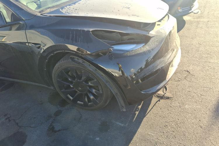 تسلا مودل y  2024
السياره بالحره 
بدون تصليح حادث موضح 
تكدر تدخلها عن طريق الشمال 

ماشيه ٢١ الف مايل
تفاصيل اكثر واتساب
***********
