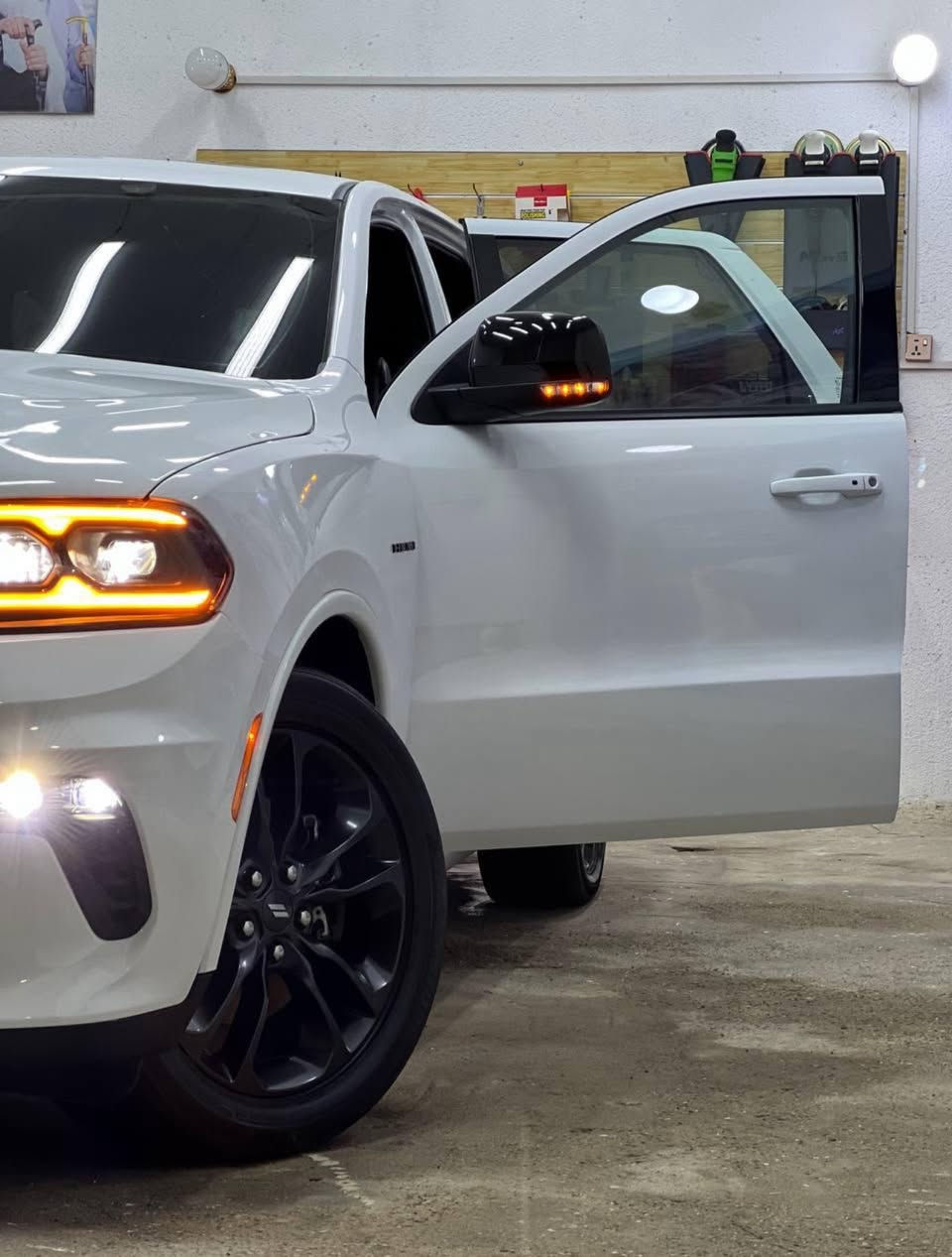 دورانكو 2021         RT
محرك 8 سلندر RT هيمي بلاك توب
ماشية 40 الف استخدام شخصي فور ويل
الكشن تدفئة وتبريد + كهرباء + منفصل Vip كشن ذاكرة
فتحة سقف وباقي تفاصيل الفول
الشواصي سليمات يعني بدون شاصي
رقم بغداد 
الحادث مرفق بالمنشور تبديل بنيد وجاملغ
بيها باب كلير صبغ من امريكا مصنعي
رقم الهاتف ***********
المكان العمارة
السعر 285
سيارة ما متعوبة مال بيت الله شاهد تجي وتشوف بعينك
