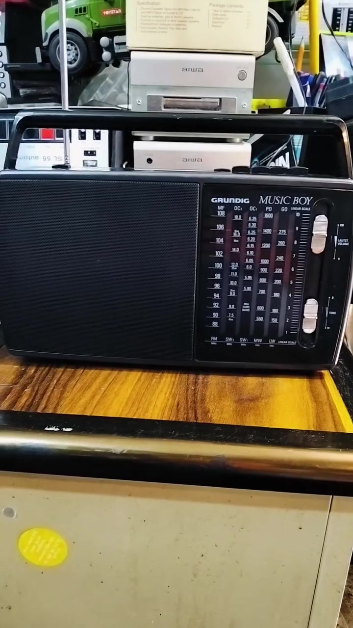 راديو كروندك GRUNDIG BOY 170 
صناعه ألماني صنع سنة 1985 
جهاز بلادي غير داخل تصليح 
موجات الراديو FM MW SW1 SW2 LW 
سحب ممتاز للمواجات صوت عالي ونقي 
يعمل كهرباء 220 وباتري كبير عدد 4 
أبعاد الجهاز عرض 33 سم ارتفاع 20 سم 
يوجد فديو بالمنشور يوضح التشغيل 
للحجز والاستفسار المراسله على الخاص


**إذا كنت صاحب هذا الإعلان وتريد حذفه لأي سبب، رجاءا أرسل رسالة إلى الدعم الفني**