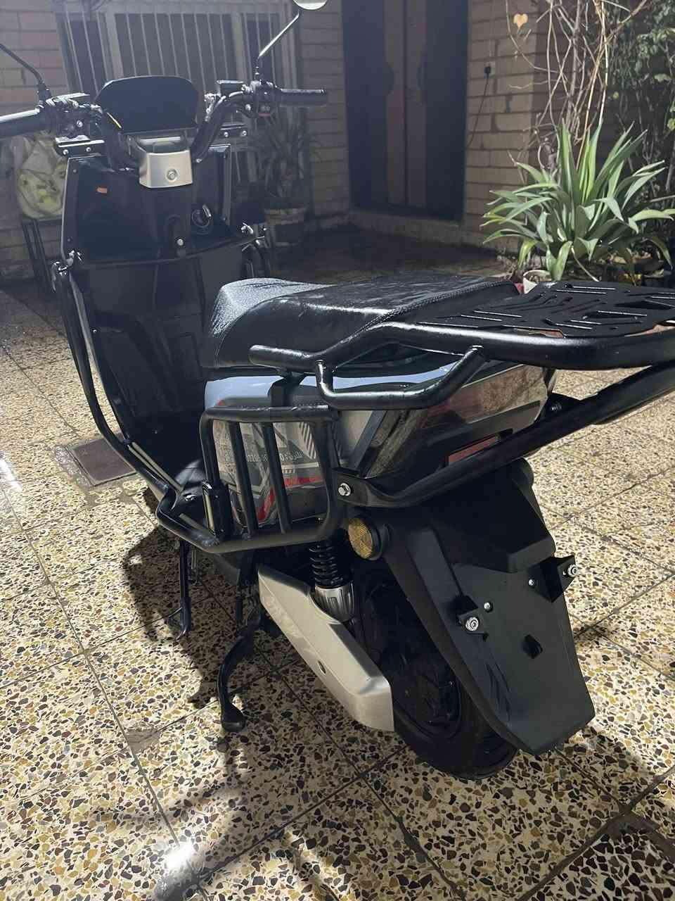 سلام عليكم دراجه ماتريكس شحن للبيع ماشيه ٨٥٠٠ فول مواصفات رماش رباعي بلوتوث نظام بك ٦ بطاريات ملف ٢٠٠٠ دراجه كلش نظيفه بيها حديد من كل أطراف حمايه للدراجه تشغيل بصمه و كارت دراجه بالشحن الواحد يمشيك ٨٠ كيلو وياها الشاحنه بلاديه للبيع مكان كركوك للتواصل مع رقم *********** سعر ٦٠٠ وبيها مجال للطيبين
