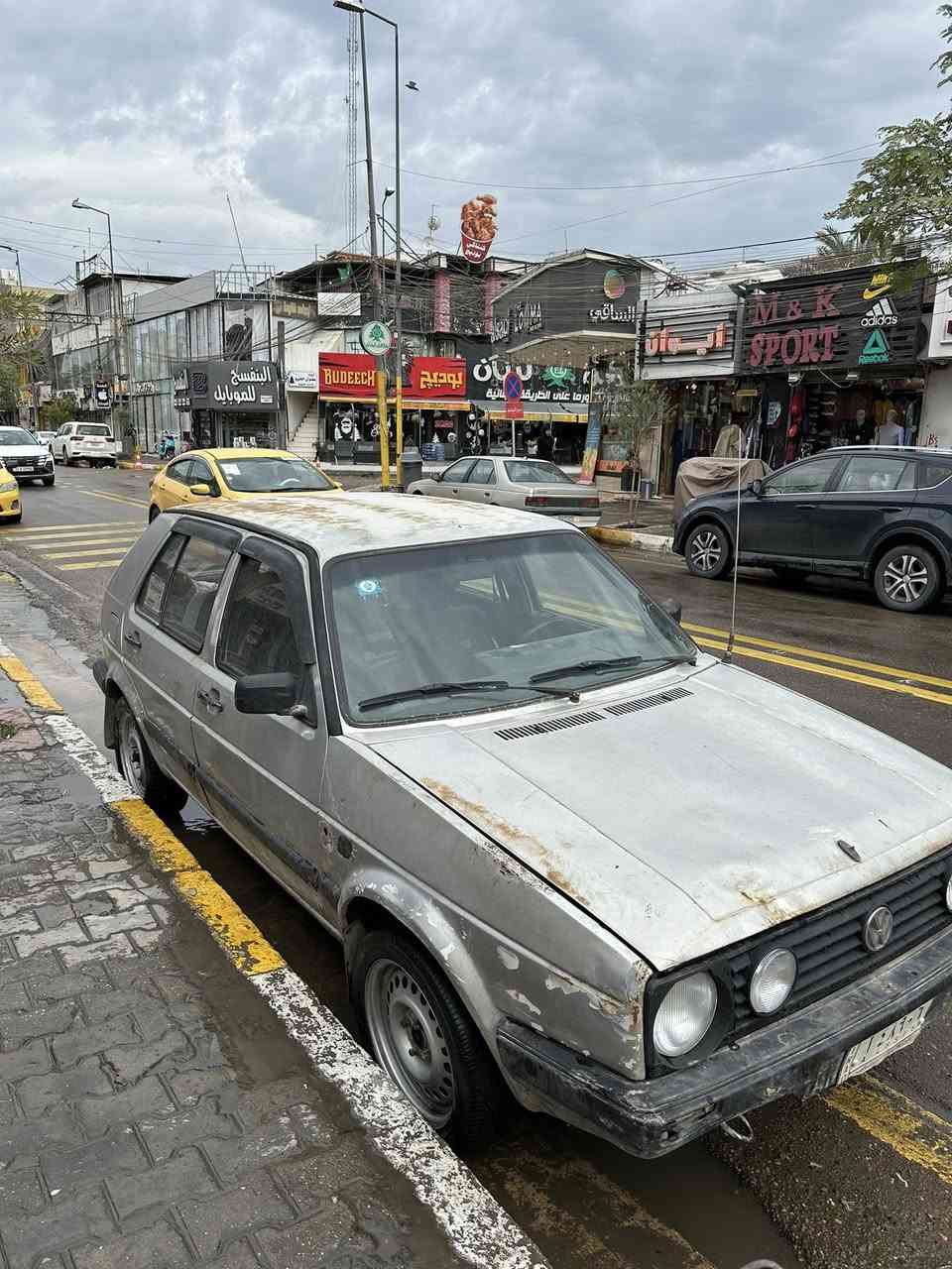 السلام عليكم
كولف عظم موديل 1991 اوربي للبيع 
رقم ديالى باسم صديقي ثاني يوم التحويل 

السياره نكرة سلف 
مكينه وكير بالجيس 
الصدر امامي خلفي تعبان 
باتري جديد 
بريك مسوي بالجديد 
كهربائيات السياره كلهه شغاله 

السياره مشتريلهه غراض ممشدودات بعدهن تاخذهن وياالسياره 

دركة 
ترايش بوب 
نفخات جاملغات 
يدات بوب 
ماسحه خلفيه 
السعر مالتهه 23 ورقه وبيهه مجال انشاءلله 

العنوان الكاظميه 
***********
