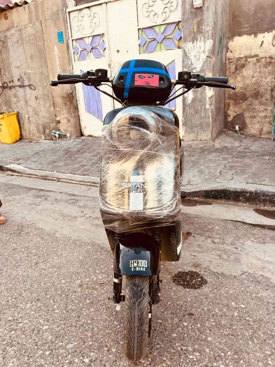 دراجة شحن R900 بطارياتها جدد 33 دراجة الله وكيلك تاخذها وتترحملي عليها كلشي بيها شغال من ناحية الكهربائيات السعر خاص راسلني ع هذا الرقم ***********
