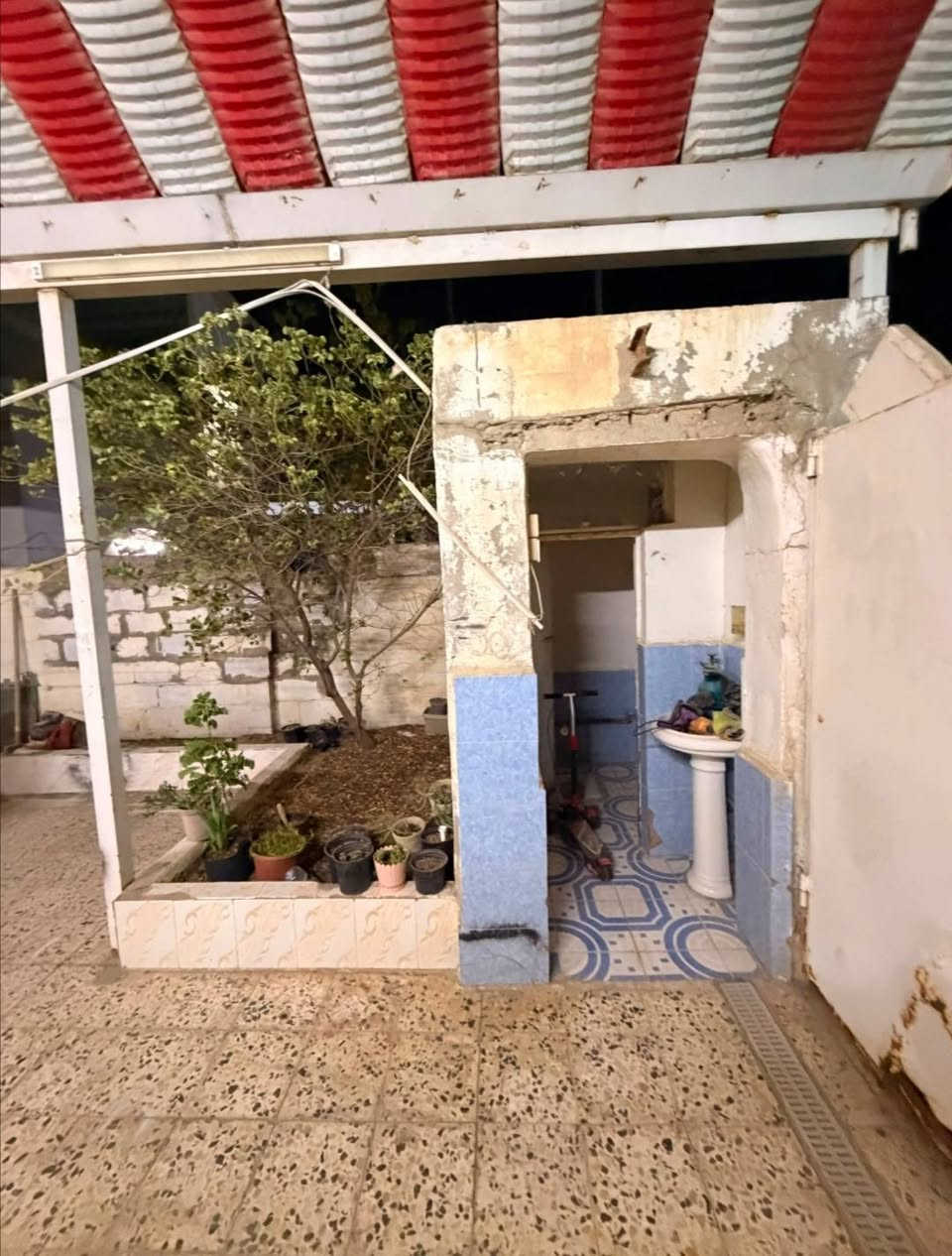 بيت للبيع في دور الهنديه درجه ثانيه طابقين يحتوي على أربعة غرف نوم واستقبال وصاله ومطبخ حار وبارد وحمامات عدد٣ مع مساحه اضافيه ١٠٠مترمربع متروكه خلف البيت السعر ١٧٠مليون وبي مجال للشراي للإستفسار والتوضيح الإتصال على الأرقام التاليه ***********
***********
***********
أو مراجعة مكتب ابو علي التميمي للعقار في حي الوفاء بداية شارع المركز القديم على جهة دور الهنديه
